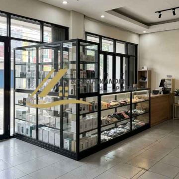 Showcase Kaca Custom Depok Tempered Tahan Benturan Awet
